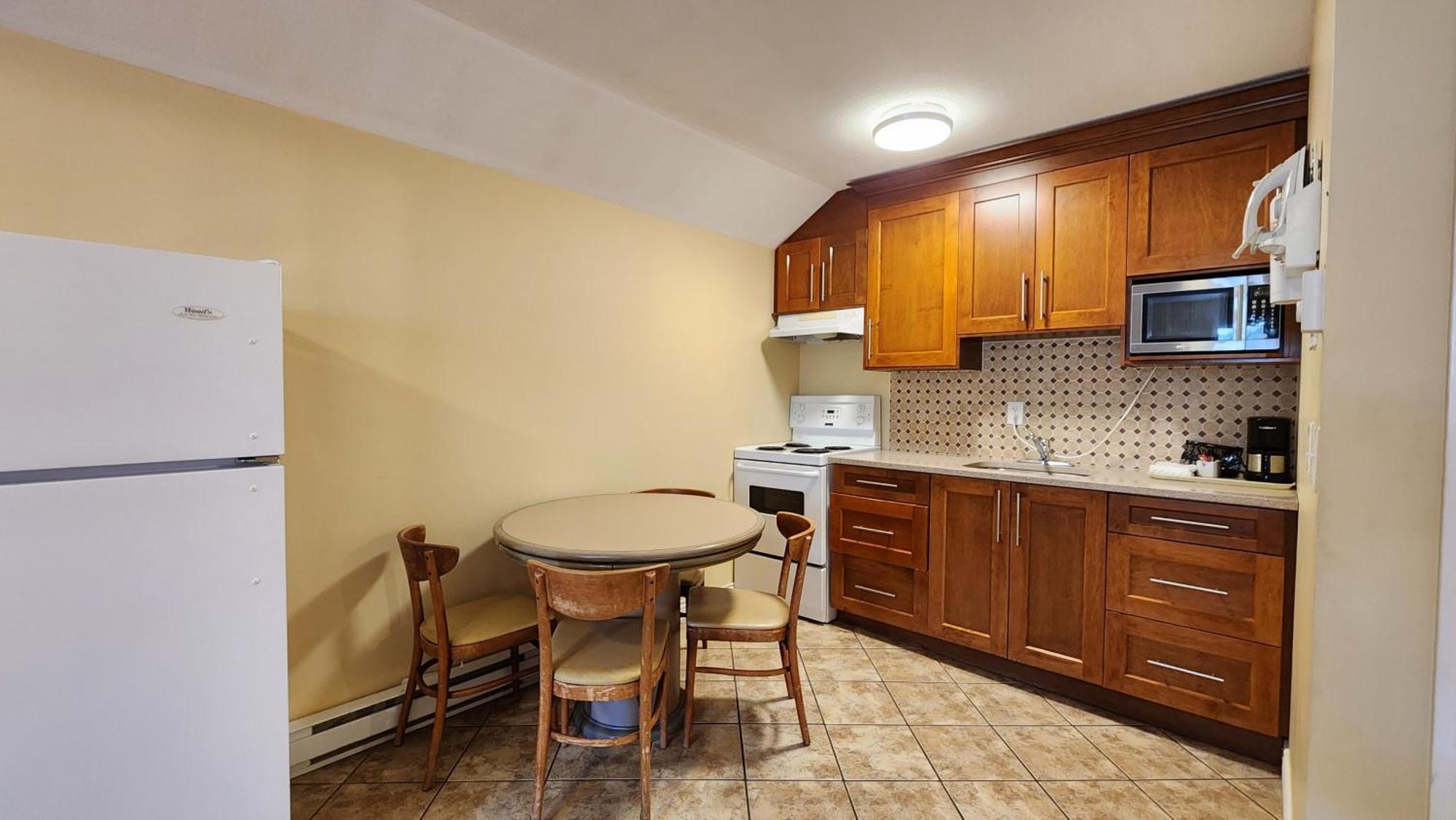 Sahara Courtyard Inn & Suites Osoyoos Εξωτερικό φωτογραφία