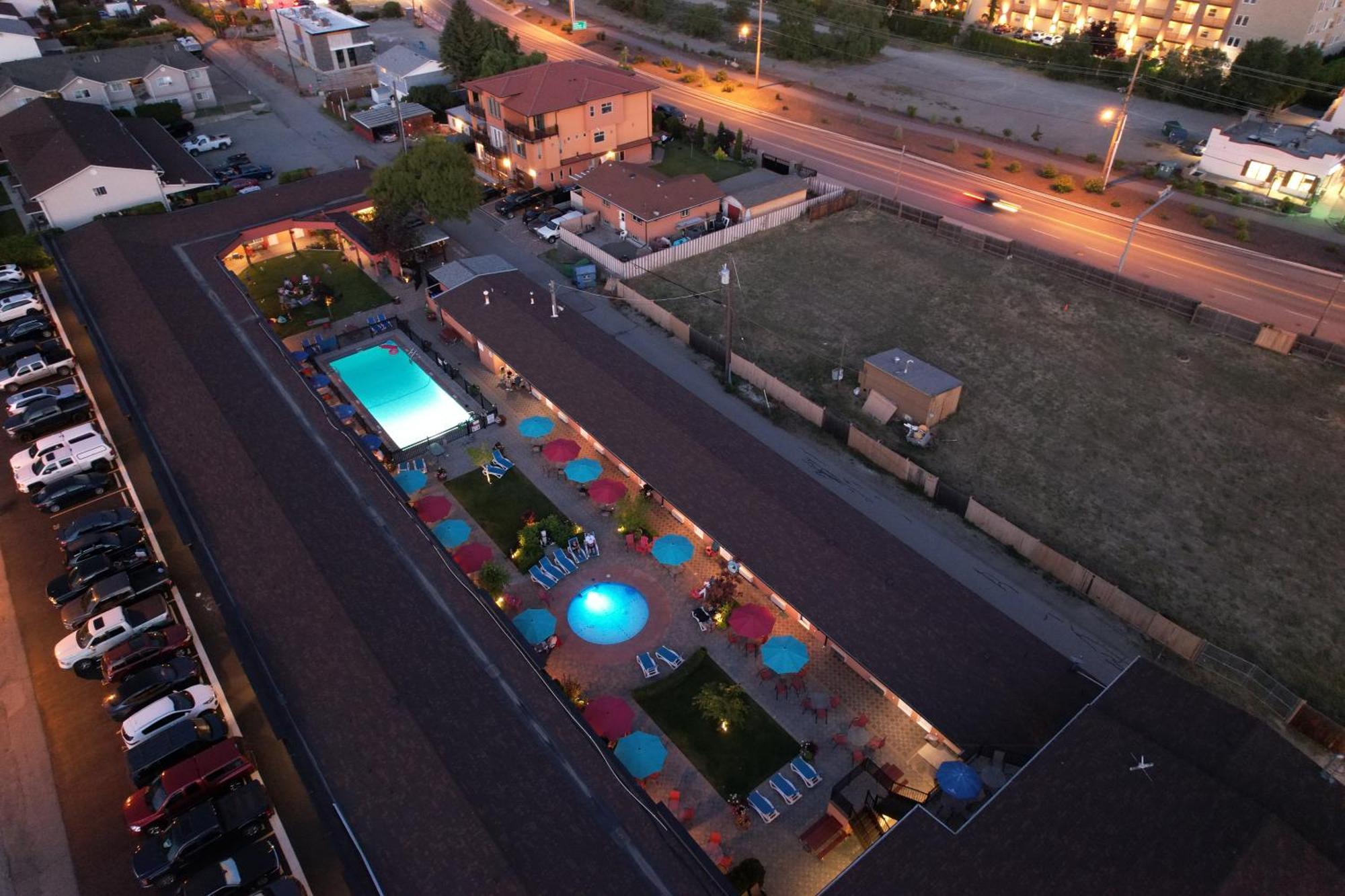 Sahara Courtyard Inn & Suites Osoyoos Εξωτερικό φωτογραφία