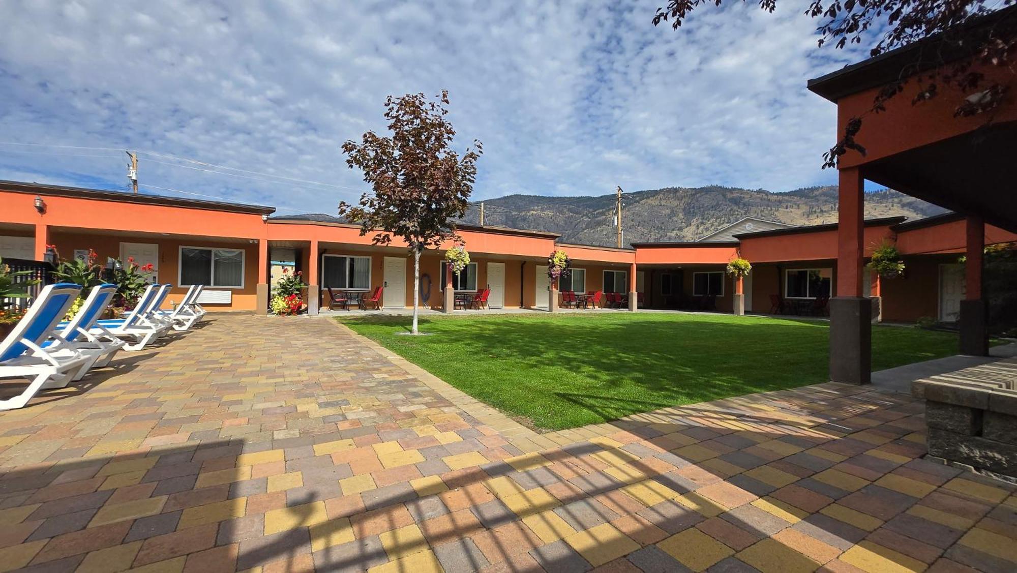 Sahara Courtyard Inn & Suites Osoyoos Εξωτερικό φωτογραφία