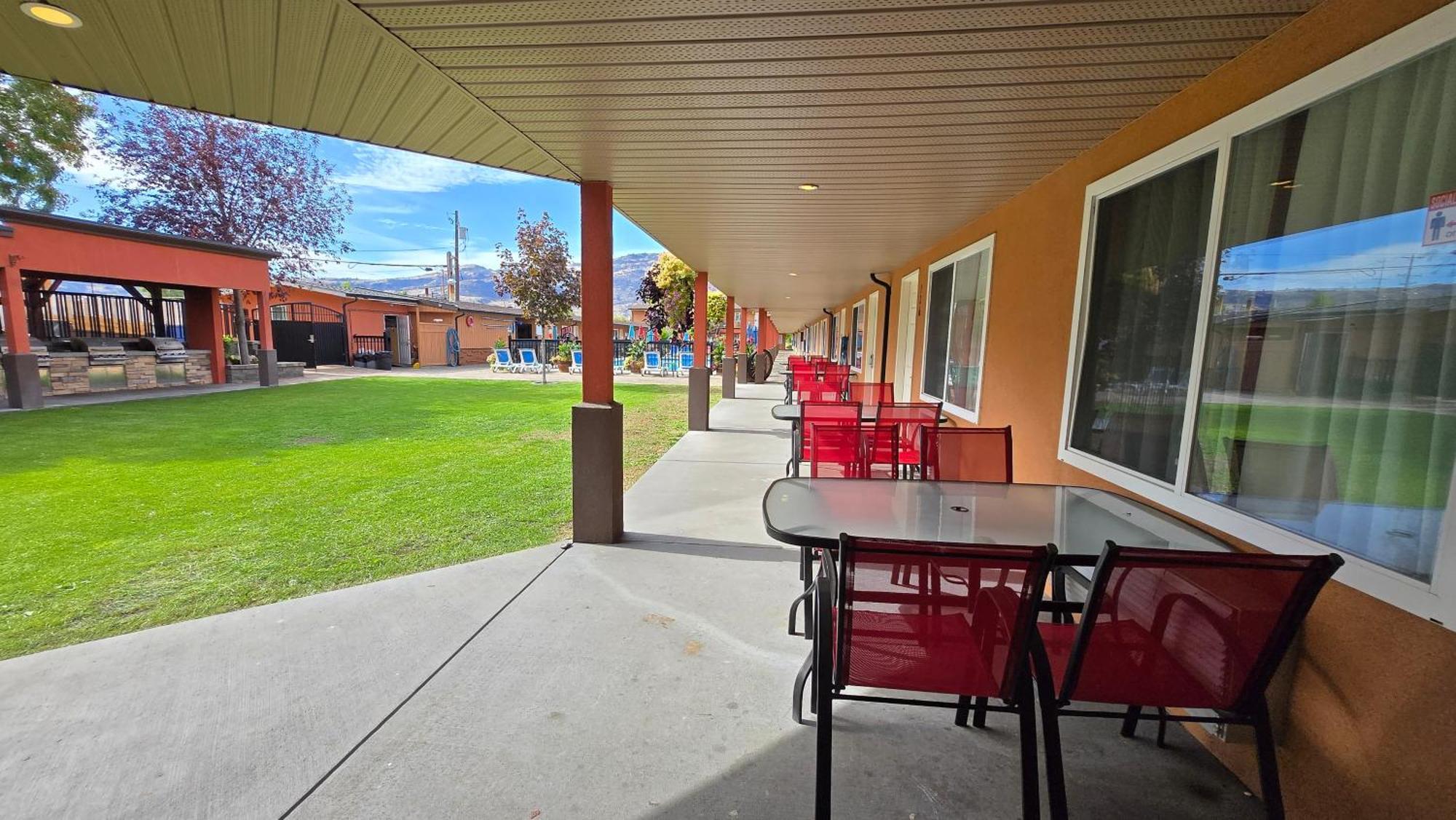 Sahara Courtyard Inn & Suites Osoyoos Εξωτερικό φωτογραφία