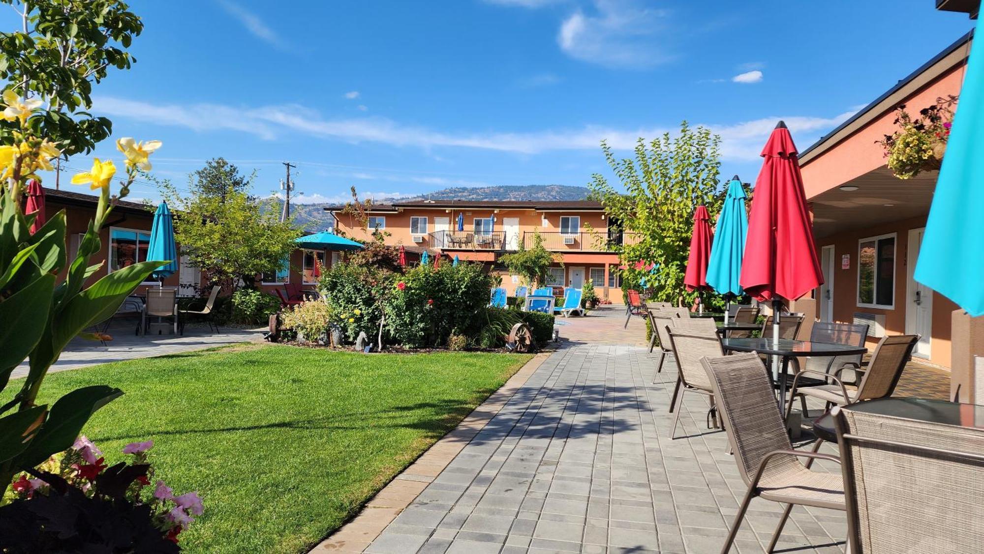 Sahara Courtyard Inn & Suites Osoyoos Εξωτερικό φωτογραφία