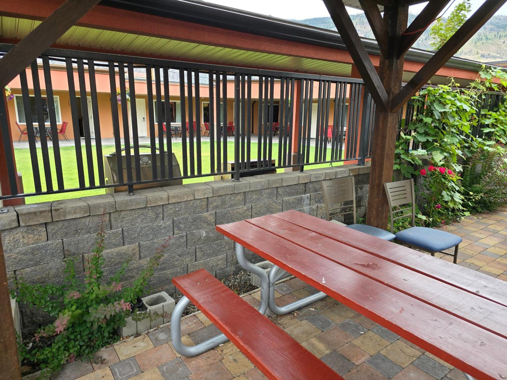 Sahara Courtyard Inn & Suites Osoyoos Εξωτερικό φωτογραφία