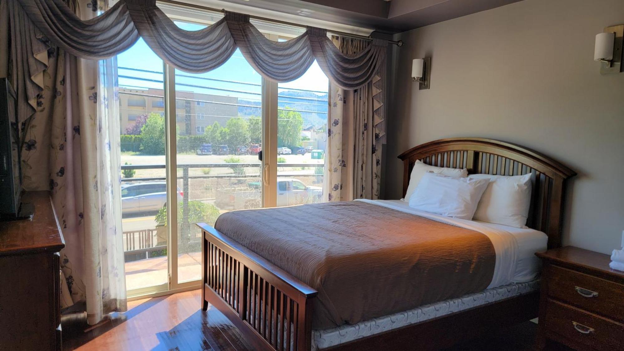 Sahara Courtyard Inn & Suites Osoyoos Εξωτερικό φωτογραφία