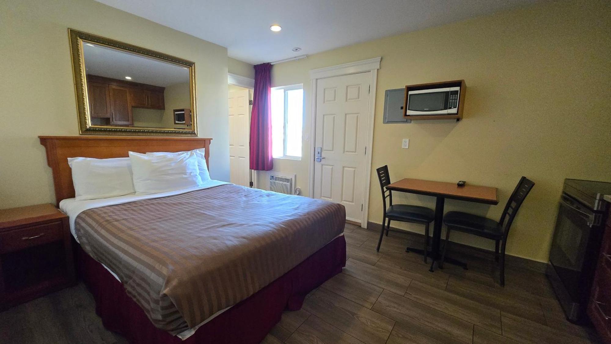 Sahara Courtyard Inn & Suites Osoyoos Εξωτερικό φωτογραφία