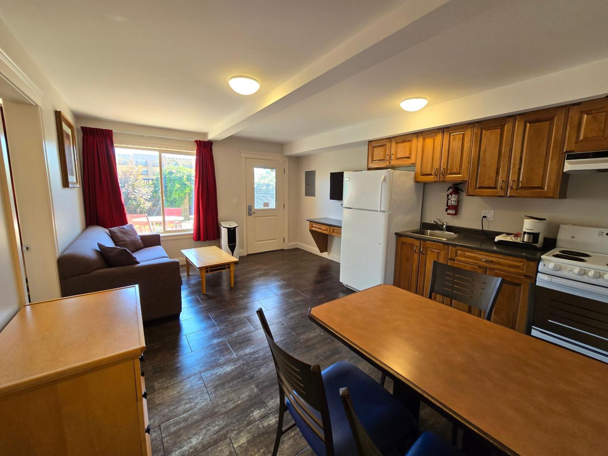Sahara Courtyard Inn & Suites Osoyoos Εξωτερικό φωτογραφία